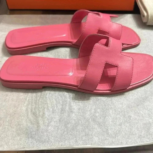 HERMES Oran sandal 
Rose De Venise
Gently used 
Wore 1 time on a vacation - Picture 10 of 12